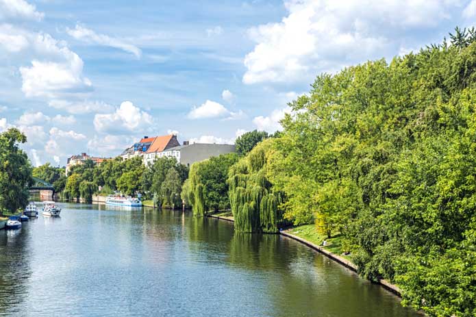 Quiet, relaxed living on the banks of the Spree. 