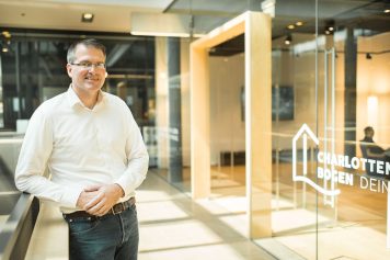 Jens Rodenbusch vor der Werkstatt