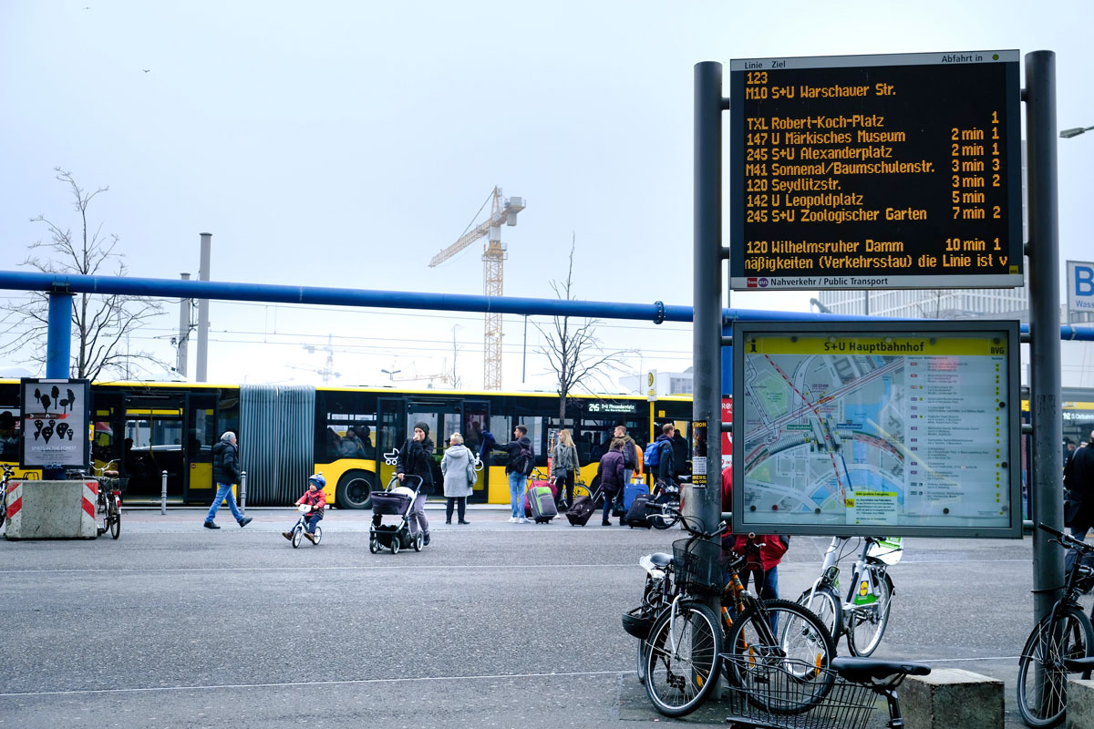 Flirten am bahnsteig