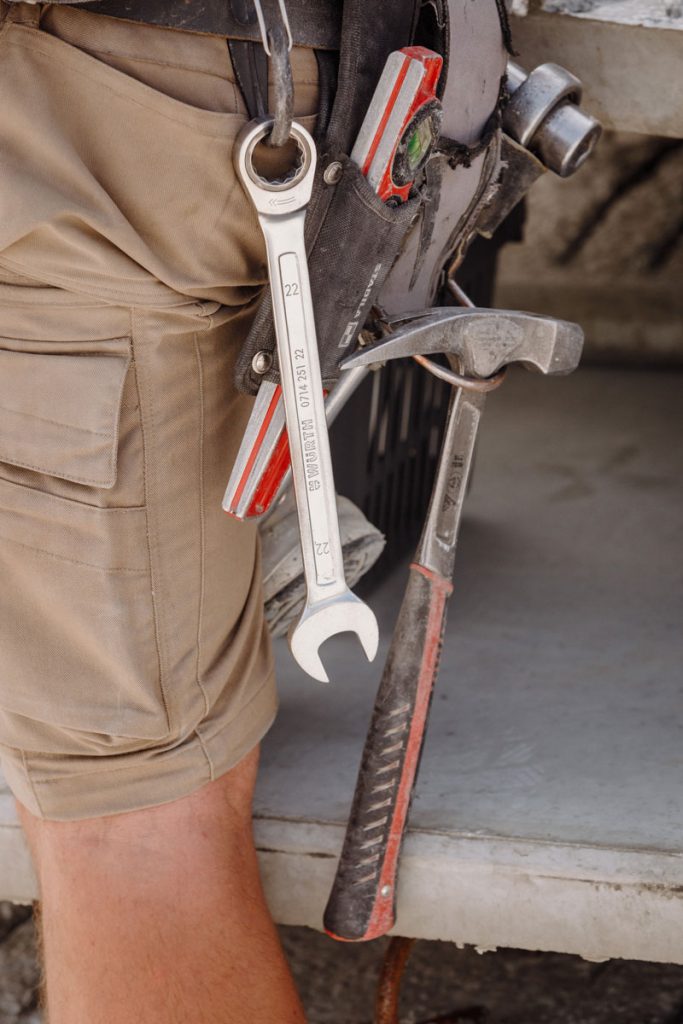 Ratchet, hammer and spanner, and of course physical strength and a good sense of balance are required.
